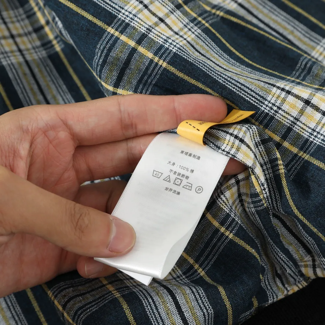 P350 #R23 Ralph Lauren polo white lily contract men's and women's old money style old cadre stand collar workwear Harrington jacket item number RL12020 The fabric has a double-layer shin feel and is full of weight! It's not as heavy as a regular jacket, and the ordinary cotton material feels really different. This one is super comfortable, soft and stylish, and has a green plaid interior that has a retro movie fashion feel! The fit is loose but not baggy. The size is just right and not too picky. The dropped shoulder design modifies the shoulder shape without making it look bulky. This silhouette is a style that will never go out of style after being worn for a long time. The upper body is also very durable and recognizable. The loose and reasonable fit can be worn by both men and women, making it easy to create a clean and refreshing youthful look. The embroidery on the chest is all German Oman embroidery fiber with original data. The embroidery process is very particular about using Japanese Tajima machines to ensure exquisite three-dimensional embroidery. That is what I said is different from the ones on the market. The workmanship is loose and can be used by boys and girls!! Color: Black Khaki Navy Blue Army Green Light Blue Size: M L XL XXL Length: 68/70/72/74 Bust: 122/126/130/134 Shoulder width: 53/54/55/56 Sleeve length: 65/66/67/68